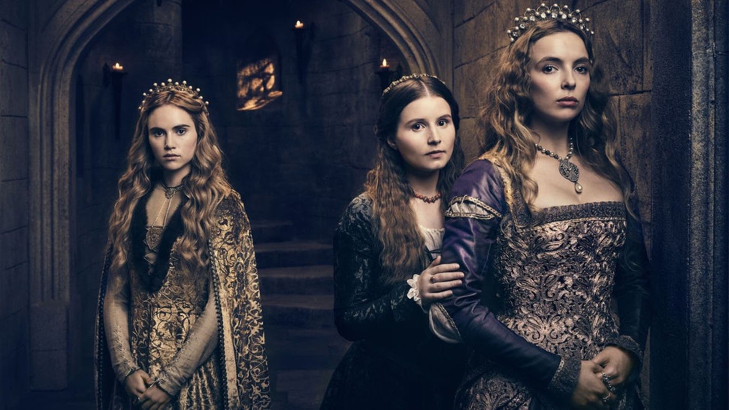Nach "GoT"-Ende: The White Princess (2017) Mittelalter aus weiblicher Sicht. Von der BBC wurde der Kampf der Ladys als "girl-powered Game of Thrones" angekündigt. Die Handlung spielt im 15. Jahrhundert. Am Ende der Rosenkriege soll die Ehe von Elisabeth mit Heinrich VII. den Frieden bringen, indem sie die Häuser von Lancaster und York vereint. George RR Martin hat mehrmals darauf hingewiesen, dass die Rosenkriege "Game of Thrones" Inspiriert hätten. Game of Thrones Faktor Intrigen am Hof Starke Mädchen The White Princess (2017) Mittelalter aus weiblicher Sicht. Von der BBC wurde der Kampf der Ladys als "girl-powered Game of Thrones" angekündigt. Die Handlung spielt im 15. Jahrhundert. Am Ende der Rosenkriege soll die Ehe von Elisabeth mit Heinrich VII. den Frieden bringen, indem sie die Häuser von Lancaster und York vereint. George RR Martin hat mehrmals darauf hingewiesen, dass die Rosenkriege "Game of Thrones" Inspiriert hätten. Game of Thrones Faktor Intrigen am Hof Starke Mädchen