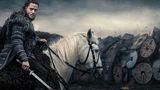 "The Last Kingdom" (2015 - heute)  Angelehnt an die sechsbändige Serie von Bernard Cornwell spielt "The Last Kingdom" in der Zeit der Kämpfe der Angelsachsen gegen Wikinger und Dänen. Vikings von der anderen Seite könnte man sagen. Die Hauptfigur Uhtred of Bebbanburg wird übrigens vom deutschen Schauspieler Alexander Dreymon gespielt.  Nicht ganz so blutig wie "Spartacus" oder "Vikings" dreht sich hier viel um den inneren Zwiespalt von Uhtred, der als Heide geboren wurde, und doch für den christlichen Thron Alfred des Bekenners streitet.  Game of Thrones Faktor  Mittelaltliche Umgebung  Schwertkämpfe