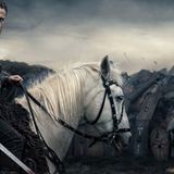 "The Last Kingdom" (2015 - heute)  Angelehnt an die sechsbändige Serie von Bernard Cornwell spielt "The Last Kingdom" in der Zeit der Kämpfe der Angelsachsen gegen Wikinger und Dänen. Vikings von der anderen Seite könnte man sagen. Die Hauptfigur Uhtred of Bebbanburg wird übrigens vom deutschen Schauspieler Alexander Dreymon gespielt.  Nicht ganz so blutig wie "Spartacus" oder "Vikings" dreht sich hier viel um den inneren Zwiespalt von Uhtred, der als Heide geboren wurde, und doch für den christlichen Thron Alfred des Bekenners streitet.  Game of Thrones Faktor  Mittelaltliche Umgebung  Schwertkämpfe