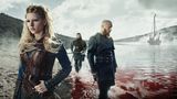 "Vikings" (2013 - bis heute)  Mit "Vikings" landete der History Channel einen Hit. Anstelle von Drachen und Rittern folgt die Serie dem Leben des historischen Wikingers Ragnar Lothbrocks, seiner Frauen und Söhne. Der historische Lothbrok wurde bekannt als die "Geißel Englands und Frankreichs".  An Gewalt und Schlachtenszenen wird nicht gespart. In den ersten Staffeln wird große Mühe darauf verwandt, Mythologie und Alltagsleben der Nordmänner zu schildern.  Unerreicht ist die Quote an beilschwingenden Power-Frauen in Vikings. Ihr Ruf, als die Männer in der Schlacht weichen: "Was macht ihr! Die Götter sehen zu!"  Game of Thrones Faktor  Eigenes Universum  Kämpfe  Starke Frauen