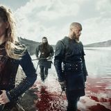 "Vikings" (2013 - bis heute)  Mit "Vikings" landete der History Channel einen Hit. Anstelle von Drachen und Rittern folgt die Serie dem Leben des historischen Wikingers Ragnar Lothbrocks, seiner Frauen und Söhne. Der historische Lothbrok wurde bekannt als die "Geißel Englands und Frankreichs".  An Gewalt und Schlachtenszenen wird nicht gespart. In den ersten Staffeln wird große Mühe darauf verwandt, Mythologie und Alltagsleben der Nordmänner zu schildern.  Unerreicht ist die Quote an beilschwingenden Power-Frauen in Vikings. Ihr Ruf, als die Männer in der Schlacht weichen: "Was macht ihr! Die Götter sehen zu!"  Game of Thrones Faktor  Eigenes Universum  Kämpfe  Starke Frauen