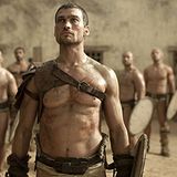 Spartacus (2010-2013)  Die Serie "Spartacus" ist schon etwas älter, bietet mit kleinerem Budget einen vollwertigen GOT-Ersatz – zumindest in einigen Aspekten. Das Gladiatoren Epos lässt im Punkt "blutige Action" und heißem Sandalen-Sex GoT weit hinter sich. Dazu kommen spannenden Intrigen, und teils sehr gute Schauspieler.  Game of Thrones Faktor  Kämpfe  Sex  Intrigen und Gemeinheit