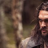 Frontier (2016 - heute)  Khal Drogo alias Jason Momoas wechselt vom meist halbnackten Ehemann der Khaleesis zu einem ebenso muskelösen, auch fast nackte Trapper Declan Harfe. Die Serie spielt im 18. Jahrhundert in Kanada, es geht um das Pelzhandelsmonopol der Hudson Bay Handelsgesellschaft.  Die Serie an sich ist mit GoT nicht zu vergleichen. Doch der attraktive Hauptdarsteller liefert eine ernstzunehmende Performance. Dazu kommt die atemraubende Optik der Wildnis. Und Momoas Body.  Game of Thrones Faktor  Muskeln und Jason Momoas