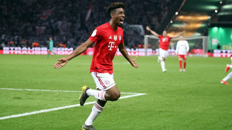 DFB-Pokalfinale: Mama von Bayern-Spieler Coman guckt Spiel in Kneipe