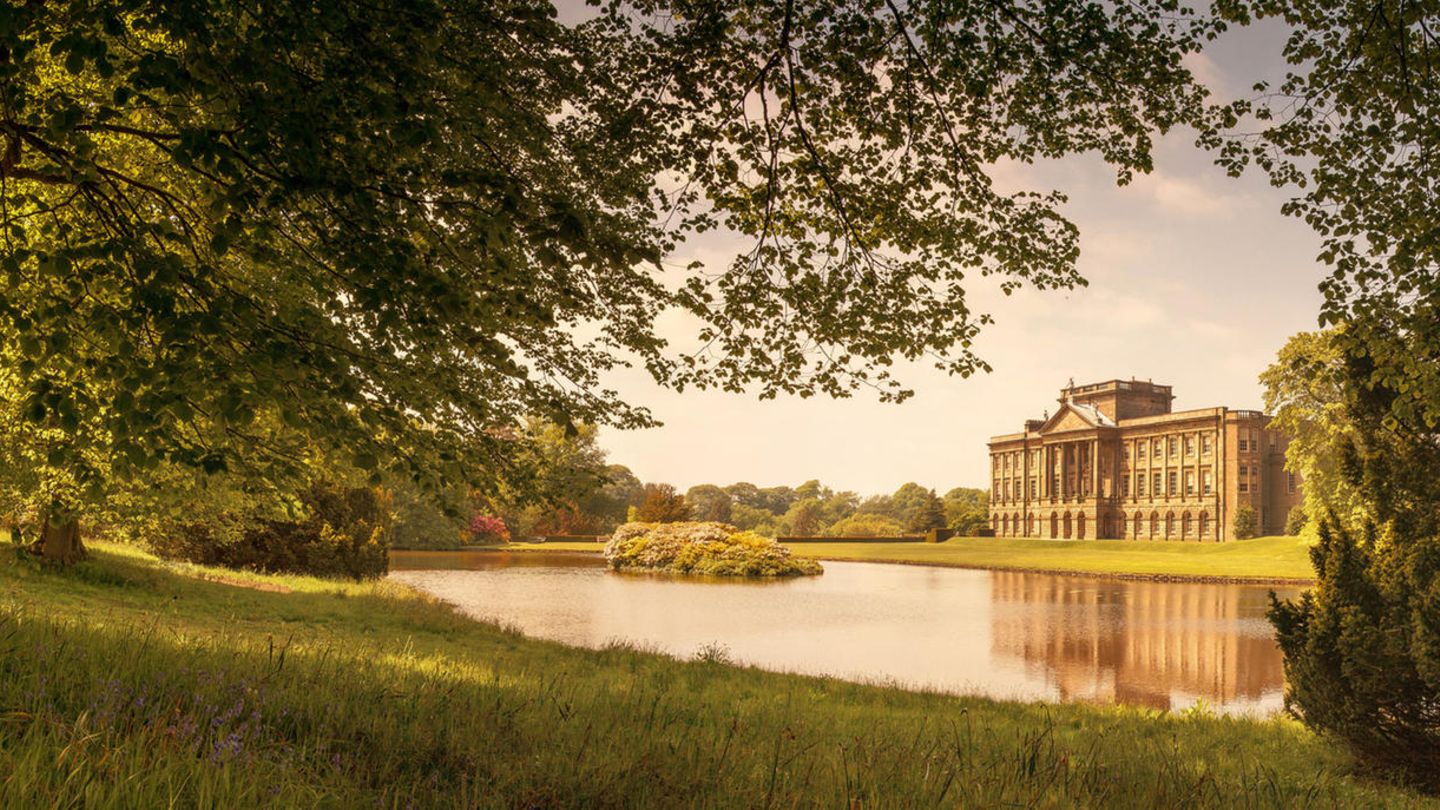Adlard Rogers kann nun in einem Schloss ähnlich wie diesem leben. Die Abbildung zeigt Lyme Hall in Cheshire.