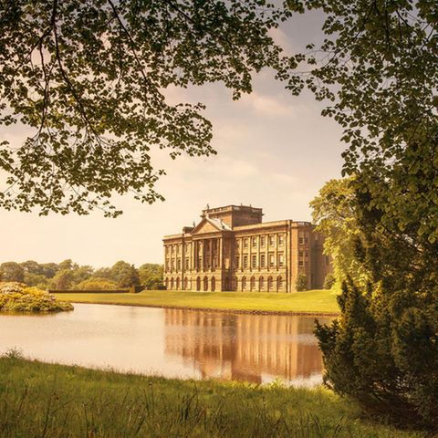 Adlard Rogers kann nun in einem Schloss ähnlich wie diesem leben. Die Abbildung zeigt Lyme Hall in Cheshire.