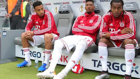 Jerome Boateng auf der Bank des FC Bayern: keine Feierlaune trotz Pokalsieg
