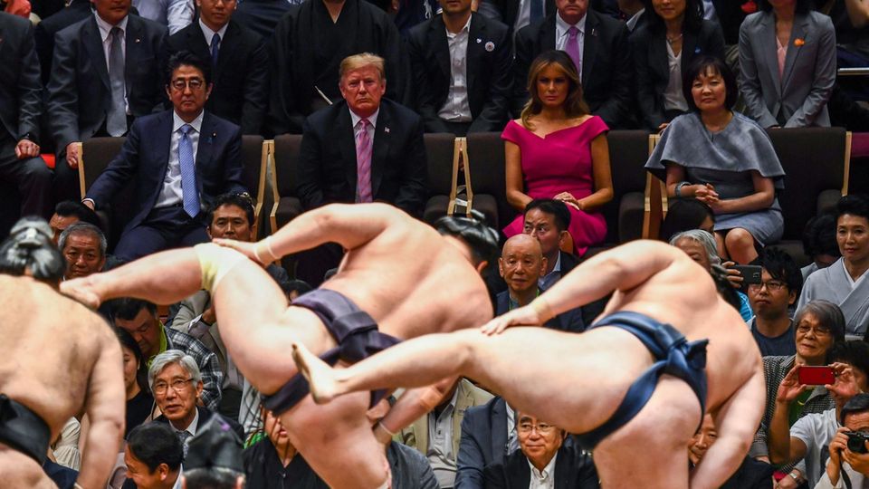 Donald Trump und First Lady Melania bei einem Sumoringen-Wettkampf in Tokio