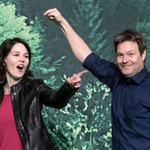 Annalena Baerbock und Robert Habeck mit den Grünen im Hoch - die SPD stürzt derweil ab