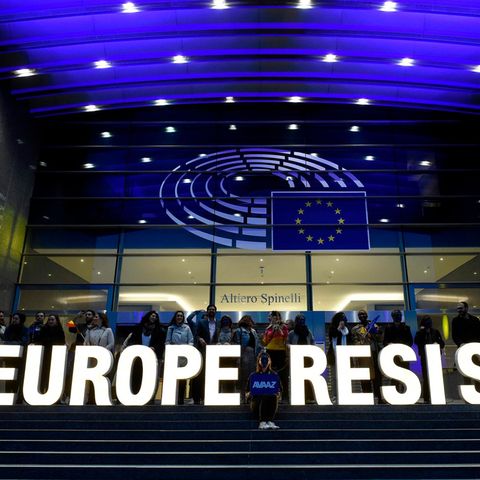 Eine Aktivistengruppe hält die Worte "Europe Resists" vor dem Europaparlament hoch