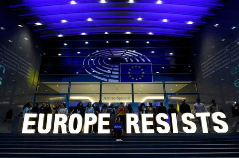 Eine Aktivistengruppe hält die Worte "Europe Resists" vor dem Europaparlament hoch