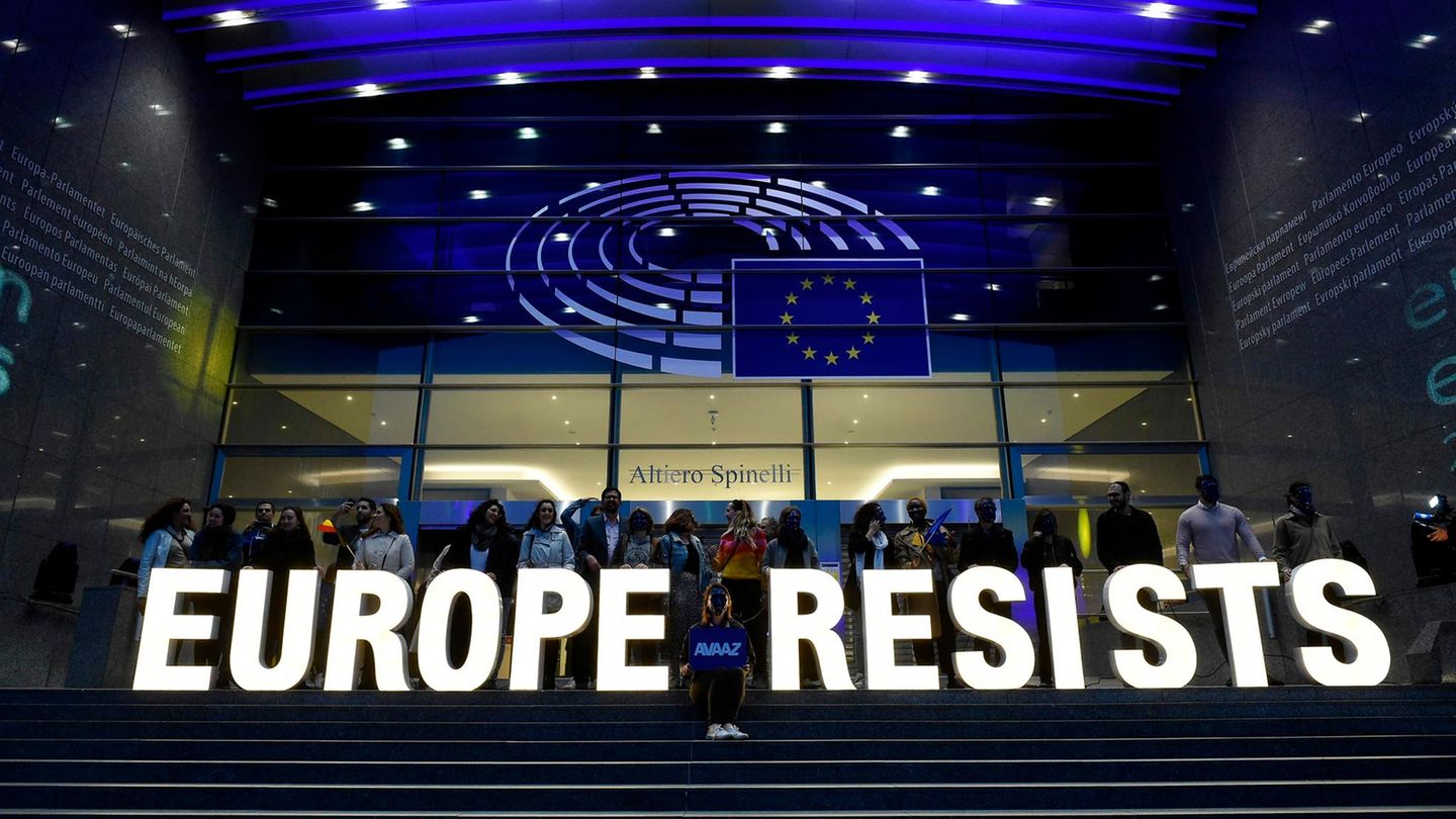 Eine Aktivistengruppe hält die Worte "Europe Resists" vor dem Europaparlament hoch