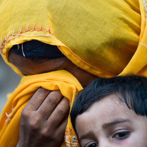 Pakistan: Eine Mutter eines HIV-Infizierten Kindes weint