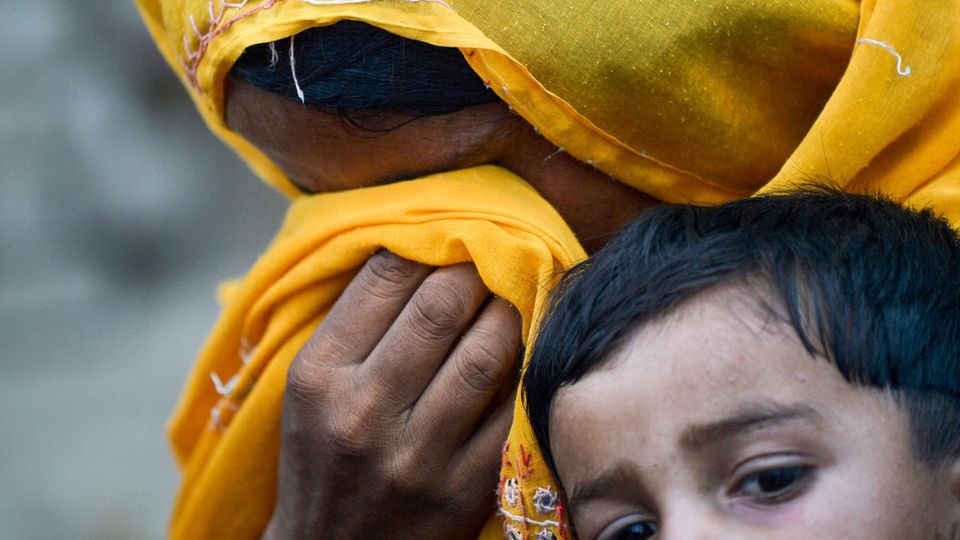 Pakistan: Eine Mutter eines HIV-Infizierten Kindes weint