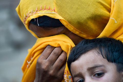 Pakistan: Eine Mutter eines HIV-Infizierten Kindes weint