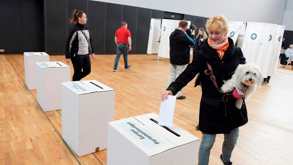 Eine Wählerin wirft ihren Stimmzettel in Aarhus, Dänemark, in die Wahlurne