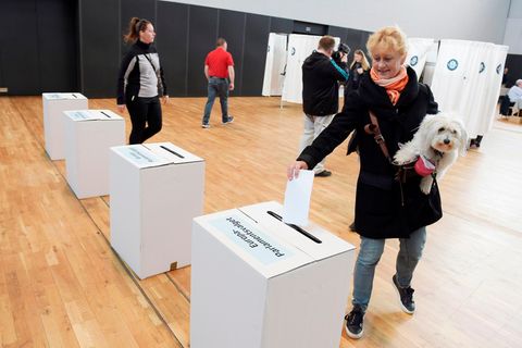 Eine Wählerin wirft ihren Stimmzettel in Aarhus, Dänemark, in die Wahlurne