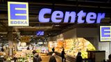 Edeka-Kunden laufen durch eine Filiale des Einzelhändlers