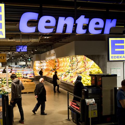 Edeka-Kunden laufen durch eine Filiale des Einzelhändlers