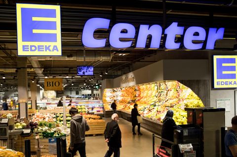 Edeka-Kunden laufen durch eine Filiale des Einzelhändlers