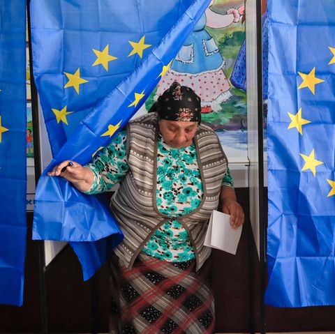 Rumänien, Baleni: Eine Frau verlässt eine Wahlkabine in einem Wahlbüro für die Europawahl.