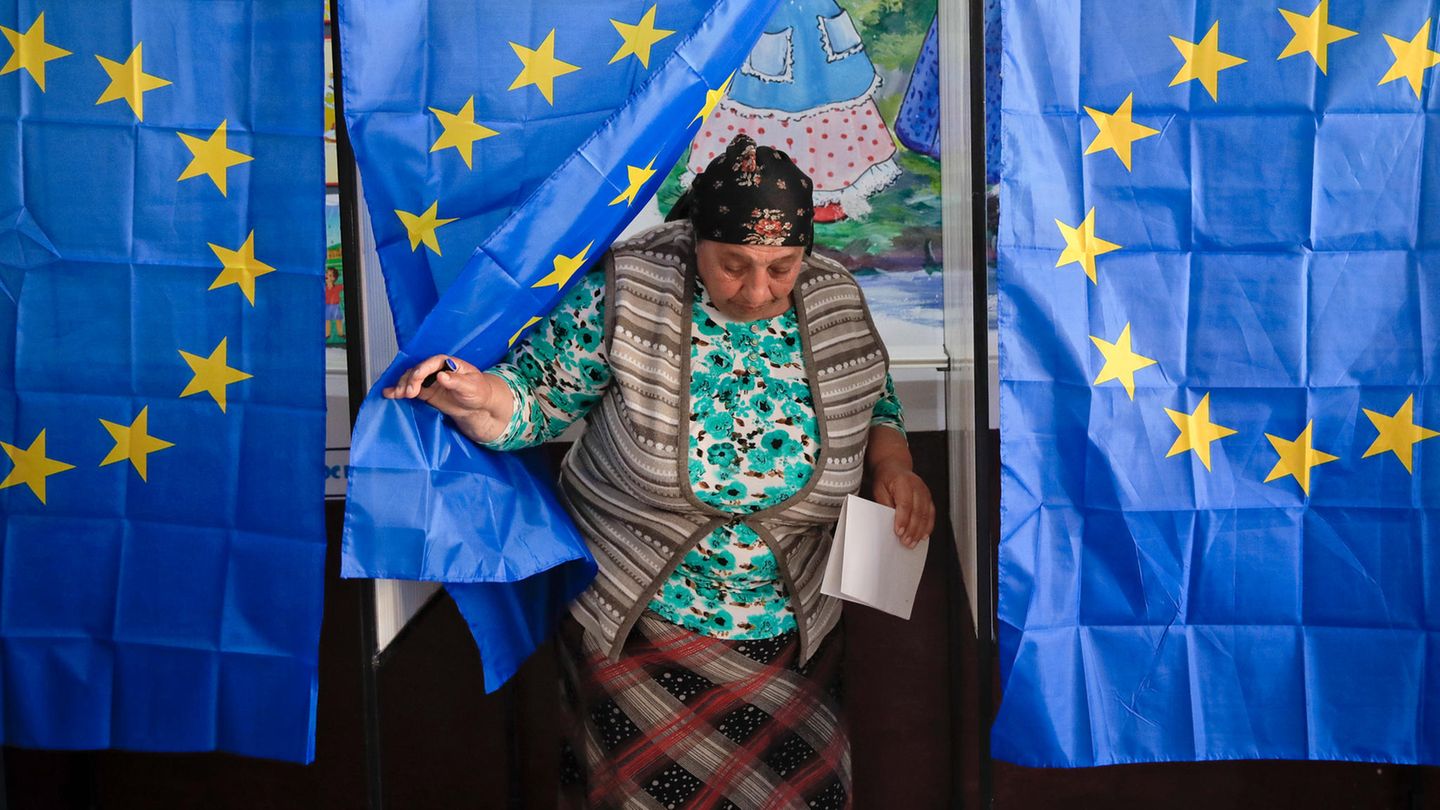 Rumänien, Baleni: Eine Frau verlässt eine Wahlkabine in einem Wahlbüro für die Europawahl.