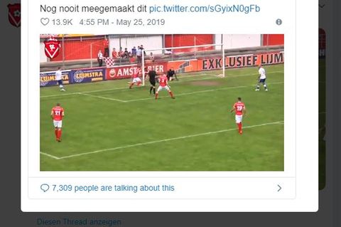 Schiedsrichter in den Niederlanden kickt Ball ins Tor und gibt den Treffer