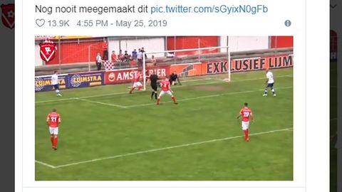 Schiedsrichter in den Niederlanden kickt Ball ins Tor und gibt den Treffer