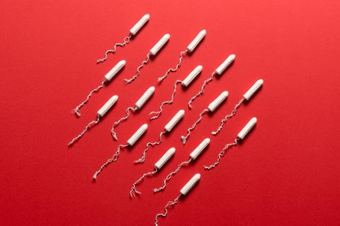 Tampons auf rotem Hintergrund