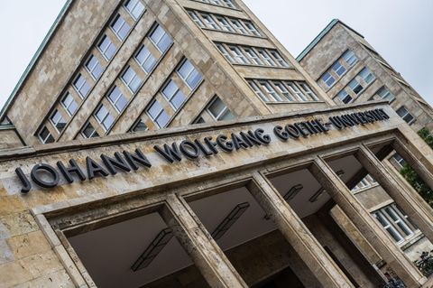 Der Haupteingang des Campus Westend mit der Aufschrift "Johann Wolfgang Goethe-Universität". Die Häuser sind aus hellem Stein.