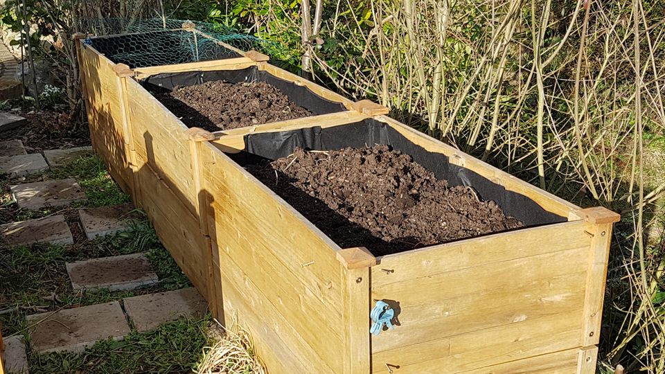 Verkleidete Holzkisten sind ideal für Hochbeete