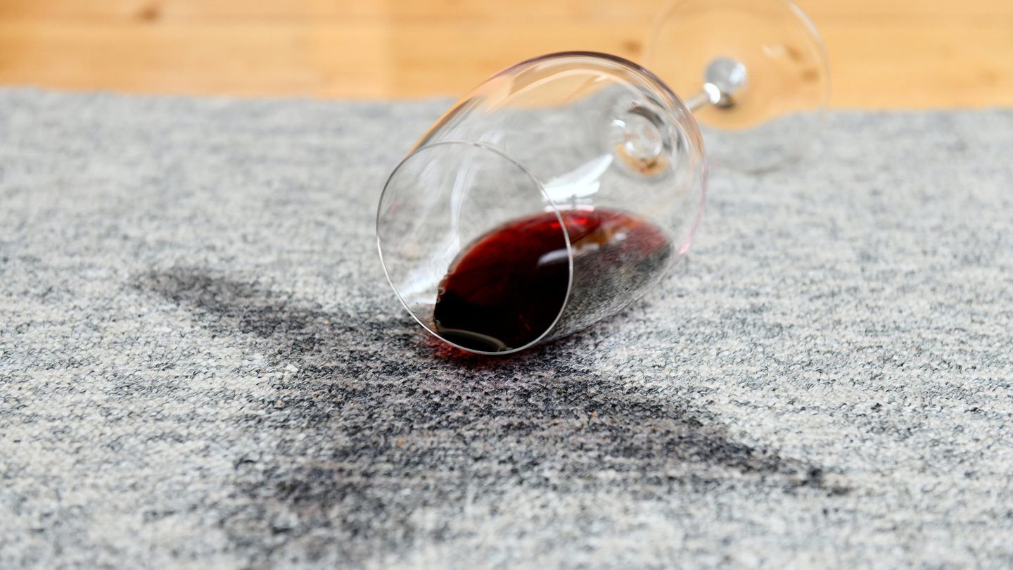 Alkohol gehört zu den anerkannten Drogen unserer Gesellschaft: Wie eine Abhängigkeit das Leben verändern kann, erzählt eine trockene Alkoholikerin im neuen "Drugs"-Podcast.