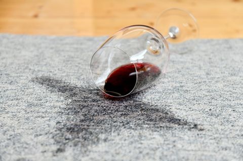 Alkohol gehört zu den anerkannten Drogen unserer Gesellschaft: Wie eine Abhängigkeit das Leben verändern kann, erzählt eine trockene Alkoholikerin im neuen "Drugs"-Podcast.
