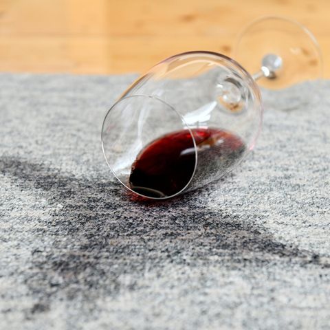 Alkohol gehört zu den anerkannten Drogen unserer Gesellschaft: Wie eine Abhängigkeit das Leben verändern kann, erzählt eine trockene Alkoholikerin im neuen "Drugs"-Podcast.