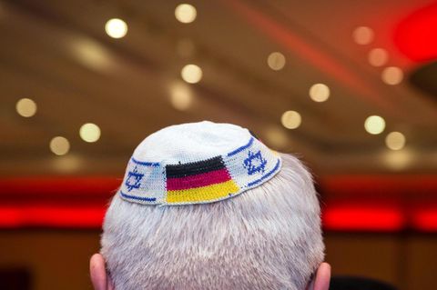 Ein Mann trägt eine Kippa mit eingearbeiteten israelischen und deutschen Fahnen. Geht es nach dem Antisemitismus-Beauftragten der Bundesregierung, könnte man diese Kopfbedeckung am kommenden Samstag in Deutschland besonders häufig sehen.