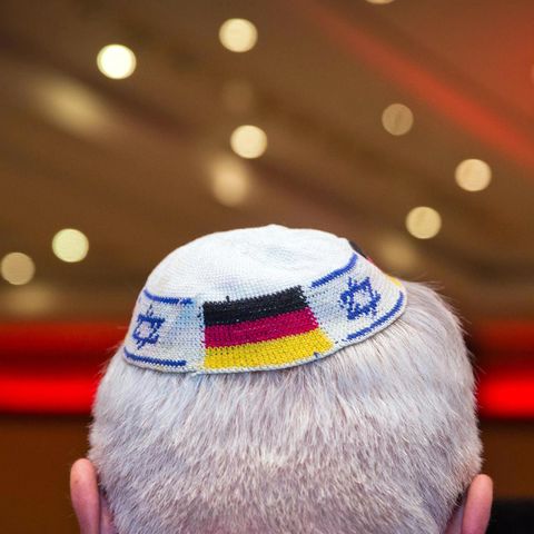 Ein Mann trägt eine Kippa mit eingearbeiteten israelischen und deutschen Fahnen. Geht es nach dem Antisemitismus-Beauftragten der Bundesregierung, könnte man diese Kopfbedeckung am kommenden Samstag in Deutschland besonders häufig sehen.