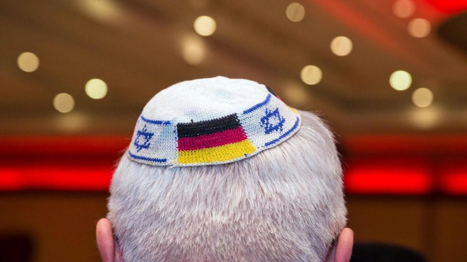 Ein Mann trägt eine Kippa mit eingearbeiteten israelischen und deutschen Fahnen. Geht es nach dem Antisemitismus-Beauftragten der Bundesregierung, könnte man diese Kopfbedeckung am kommenden Samstag in Deutschland besonders häufig sehen.