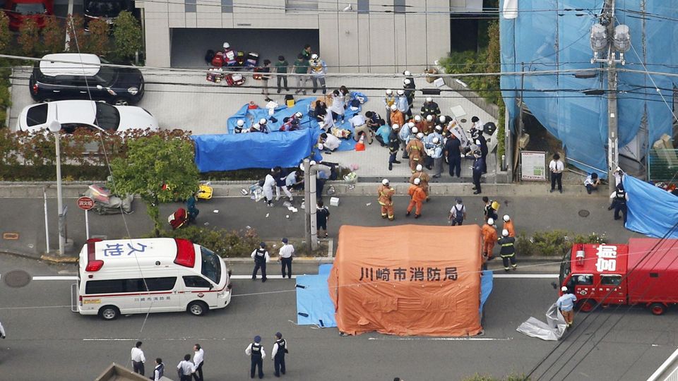 Rettungskräfte versorgen die Opfer am Tatort in Kawasaki Rettungskräfte versorgen die Opfer am Tatort in Kawasaki