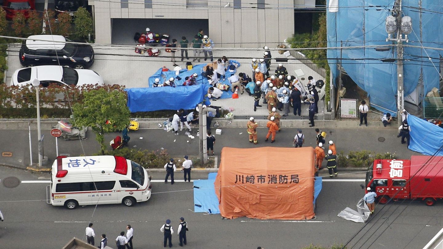 Rettungskräfte versorgen die Opfer am Tatort in Kawasaki