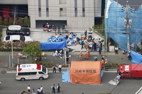Rettungskräfte versorgen die Opfer am Tatort in Kawasaki