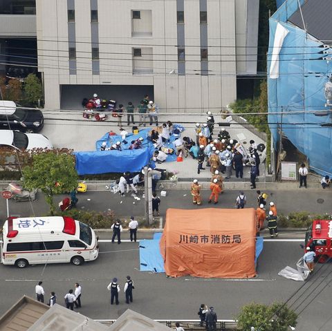 Rettungskräfte versorgen die Opfer am Tatort in Kawasaki