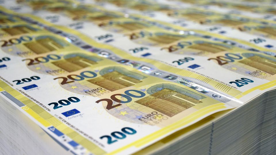 Neue Euro-Scheine da: So sehen Hunderter und Zweihunderter nun aus Neue Euro-Scheine da: So sehen Hunderter und Zweihunderter nun aus