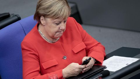 Angela Merkel checkt ihr Smartphone