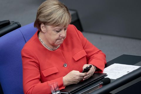 Angela Merkel checkt ihr Smartphone