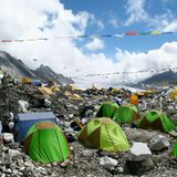 Ausgangspunkt für alle Besteigungen von der nepalesischen Südseite ist das Base Camp auf dem Geröll des Khumbu-Gletschers in 5400 Metern Höhe. 