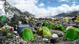 Ausgangspunkt für alle Besteigungen von der nepalesischen Südseite ist das Base Camp auf dem Geröll des Khumbu-Gletschers in 5400 Metern Höhe. 