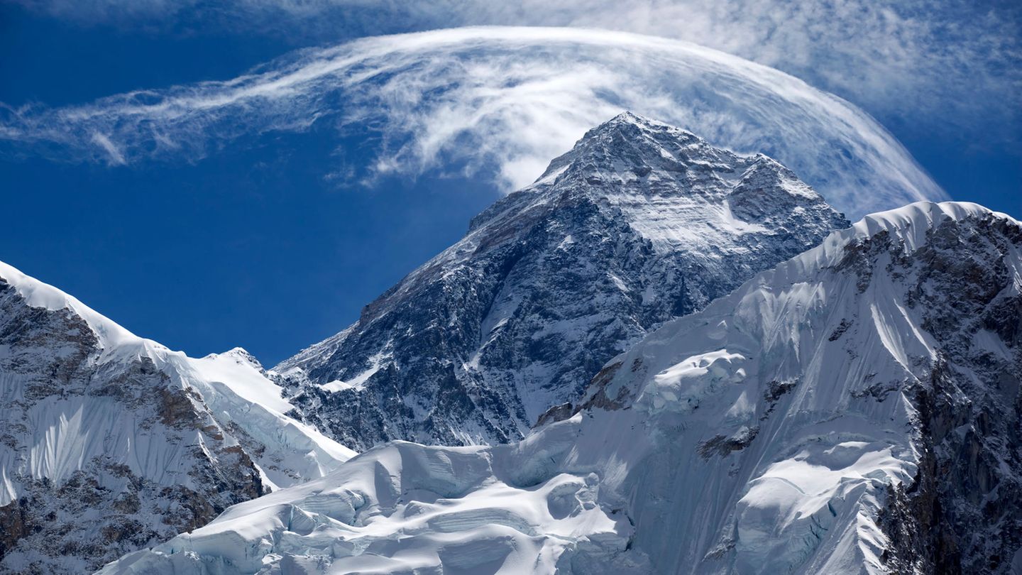 Das Traumziel vieler Bergsteiger: Blick von Süden in Nepal auf den 8848 Meter hohen Mount Everest, der sich aufgrund der Wetterbedinungungen am besten zwischen Ende April und Ende Mai besteigen lässt.
