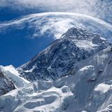 Das Traumziel vieler Bergsteiger: Blick von Süden in Nepal auf den 8848 Meter hohen Mount Everest, der sich aufgrund der Wetterbedinungungen am besten zwischen Ende April und Ende Mai besteigen lässt.