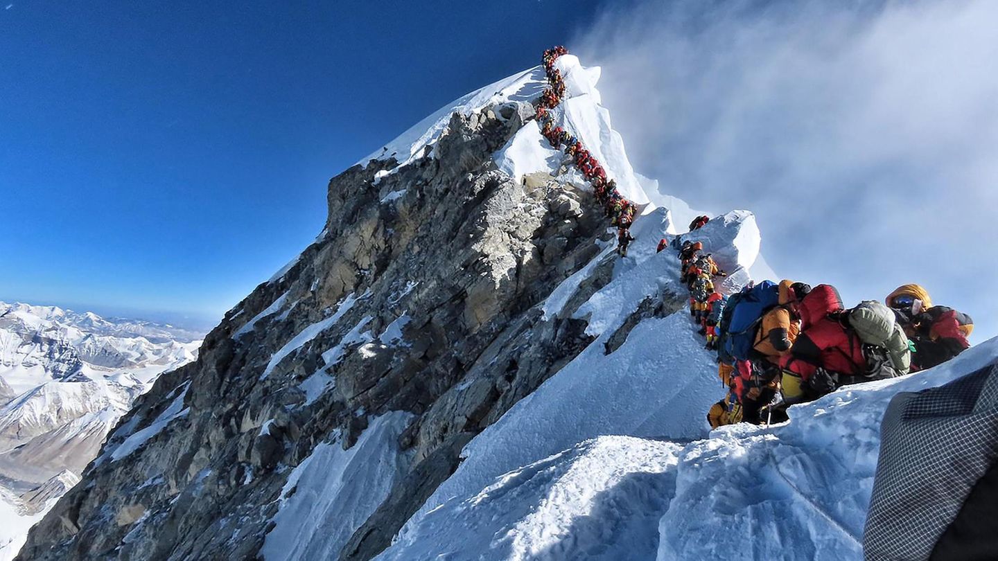 Hochsaison im Himalaya: Dicht an dicht reihen sich die Alpinisten am Gipfelgrat des Mount Everest. Schon bald gibt es Gegenverkehr durch absteigende und umkehrende Kletterer.