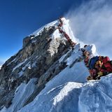 Hochsaison im Himalaya: Dicht an dicht reihen sich die Alpinisten am Gipfelgrat des Mount Everest. Schon bald gibt es Gegenverkehr durch absteigende und umkehrende Kletterer.